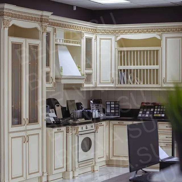 Классическая кухня в кремовых тонах с золотыми элементами
