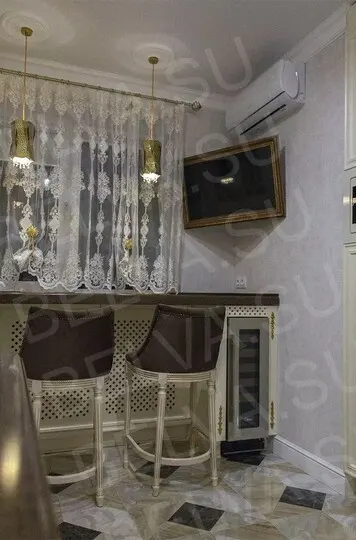 Барная зона в классическом стиле с декоративным освещением