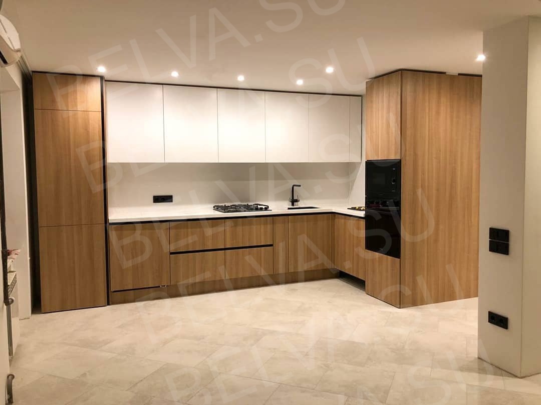 Современная кухня в белом и дереве